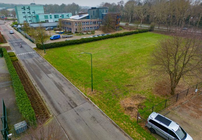 De beoogde opvanglocatie in Cuijk. Op de achtergrond het politiebureau van Land van Cuijk.