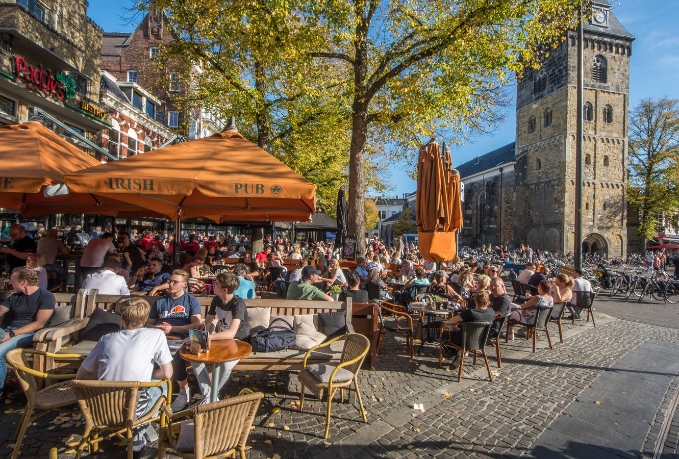 Drukte op het terras in Enschede