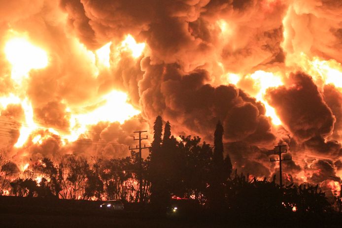 De olieraffinaderij van Pertamina in Balongan op West-Java gaat in vlammen op.