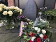 Bloemen bij de gedenksteen in de binnentuin van het Huis voor Cultuur en Bestuur om de slachtoffers van het zware bombardement van 22 maart 1945 op Nijverdal te herdenken.