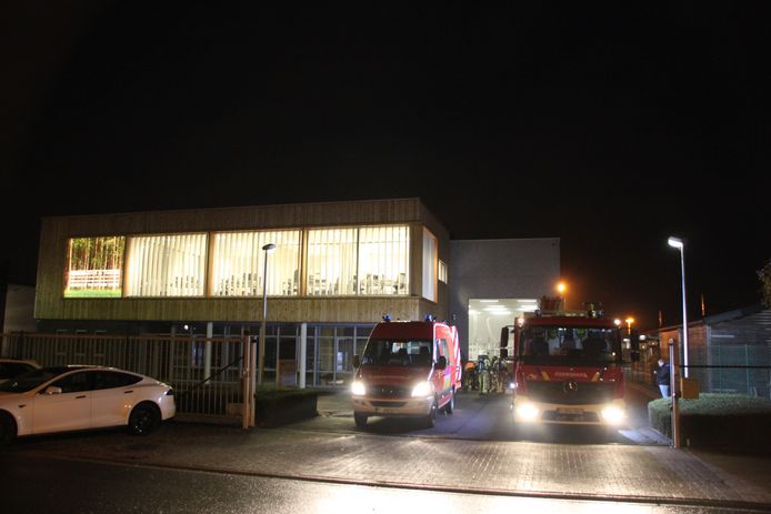 De brandweer bij het bedrijf.