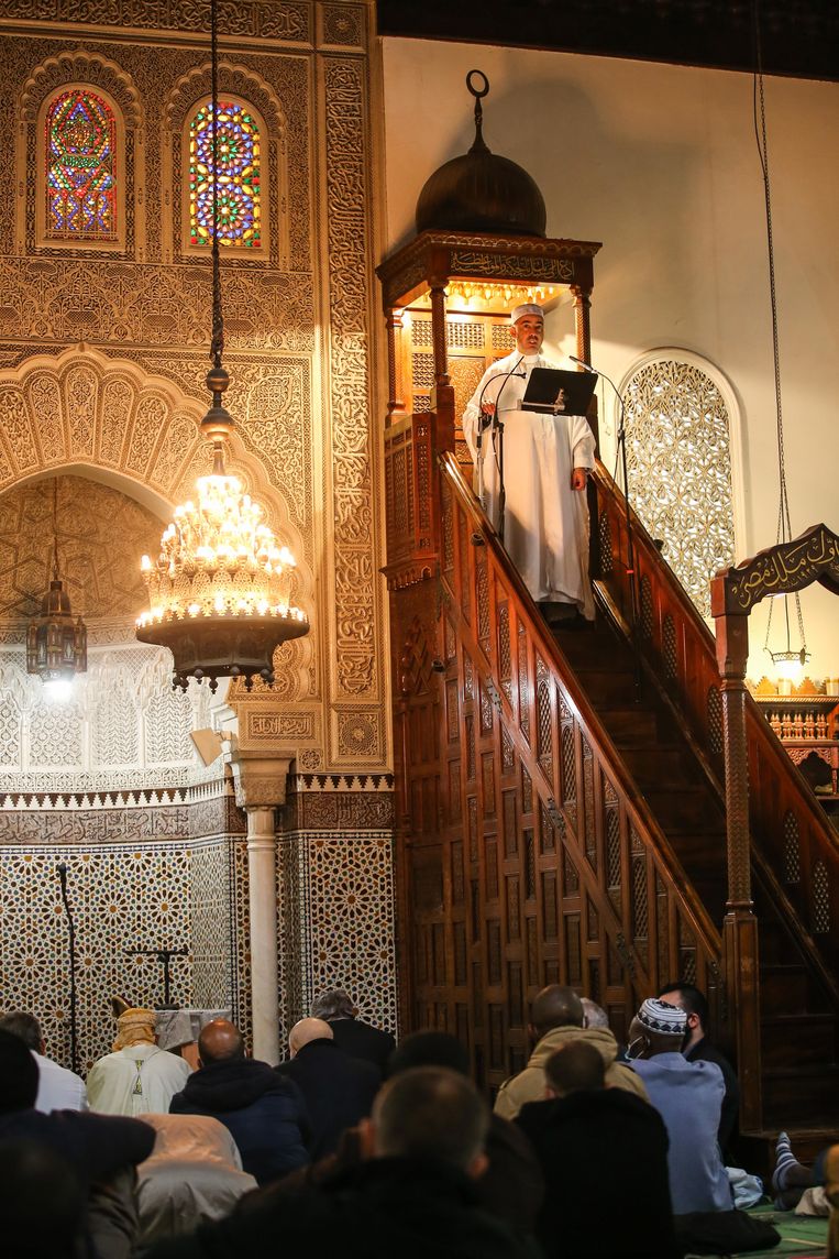 Dienst in de Grande Mosque in Parijs. Beeld EPA