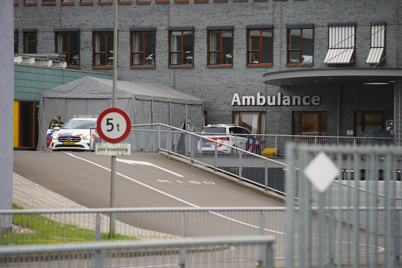 Vier politieauto's kwamen bij het ziekenhuis in Deventer, waar een persoon aangehouden werd.