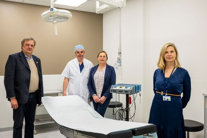 Jan Van Lantschoot, dokter Cambier en echtgenote Ann-Sophie, en Dominique Potteau van AZ Sint-Blasius zetten graag hun schouders onder het project.