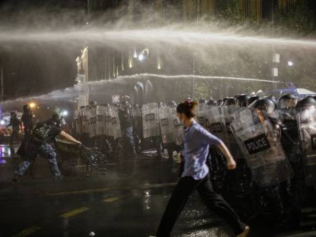 Politie Georgië gaat demonstranten te lijf met traangas en waterkanonnen, ook oppositieleider gewond