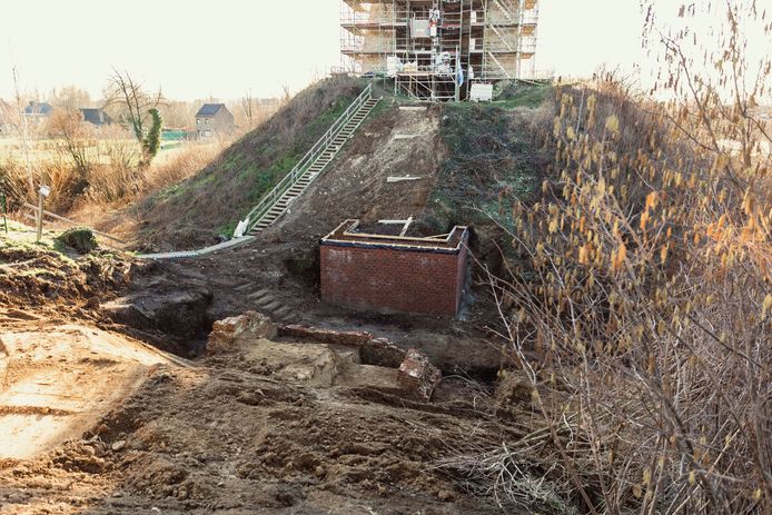 De twee bruggenhoofden zullen binnenkort de nieuwe brug aan de burcht van Brustem dragen.