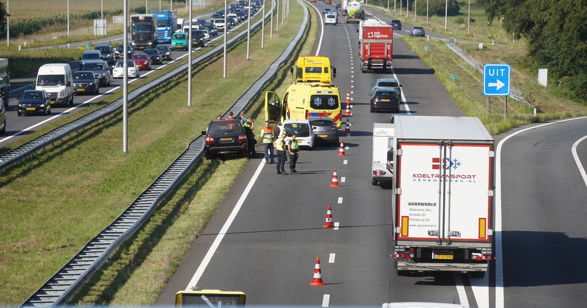 Auto raakt vangrail op A50 bij Vaassen en veroorzaakt kleine kettingbotsing en flinke file.