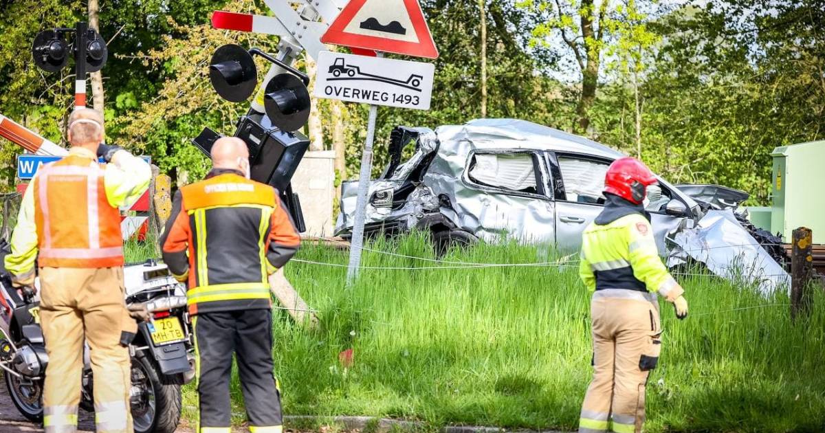 Man omgekomen bij aanrijding tussen auto en trein in Groningse Glimmen.