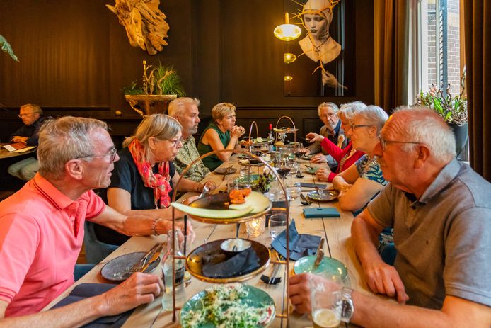 Een Teteringse familie viert een gouden bruiloft bij Villa D'este in Oudenbosch. Op de achtergrond één van de foto's die verwijzen naar het reli-verleden van Oudenbosch.