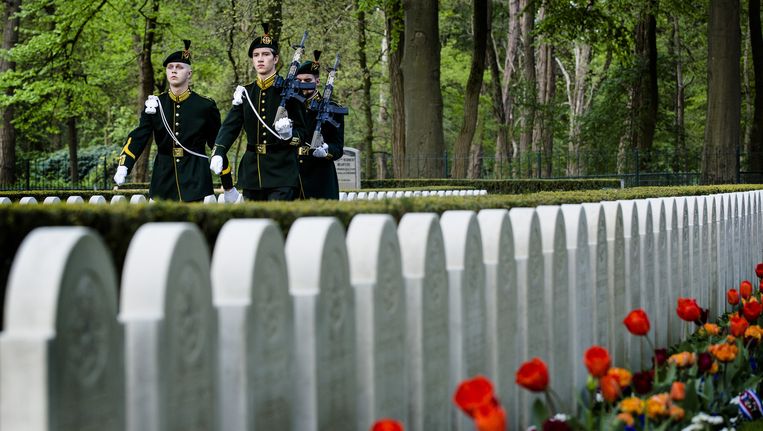 Ceremoniële militairen tijdens de jaarlijkse Nationale Dodenherdenking bij de begraafplaats Militair Ereveld Grebbeberg. Beeld anp