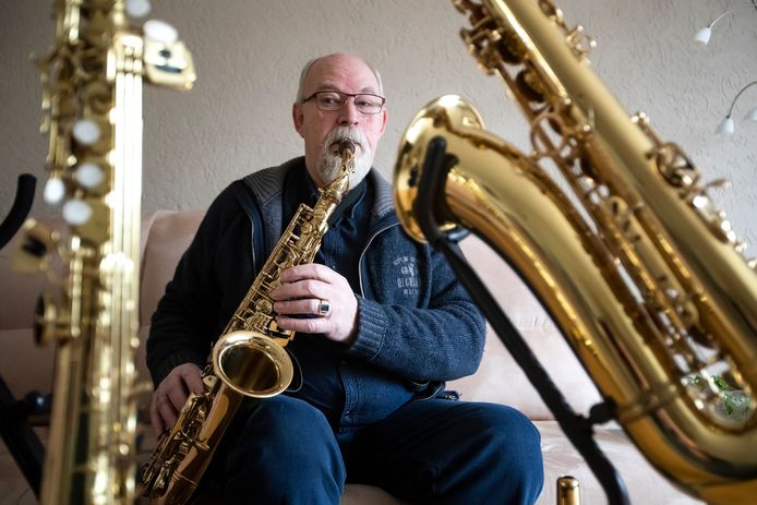 Jan Janssen, het langst lid van het Stedelijk Orkest Lebuinus en al sinds 1957 actief.  Het orkest bestaat honderd jaar en wordt bijgeschreven in het Deventer Gulden Boek.