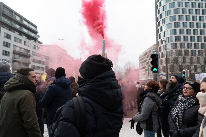 La police de Bruxelles a procédé à une vingtaine d'arrestations administratives dimanche, en marge de la mobilisation contre les mesures sanitaires qui a rassemblé quelque 8.000 personnes au départ de la gare du nord en début d'après-midi.