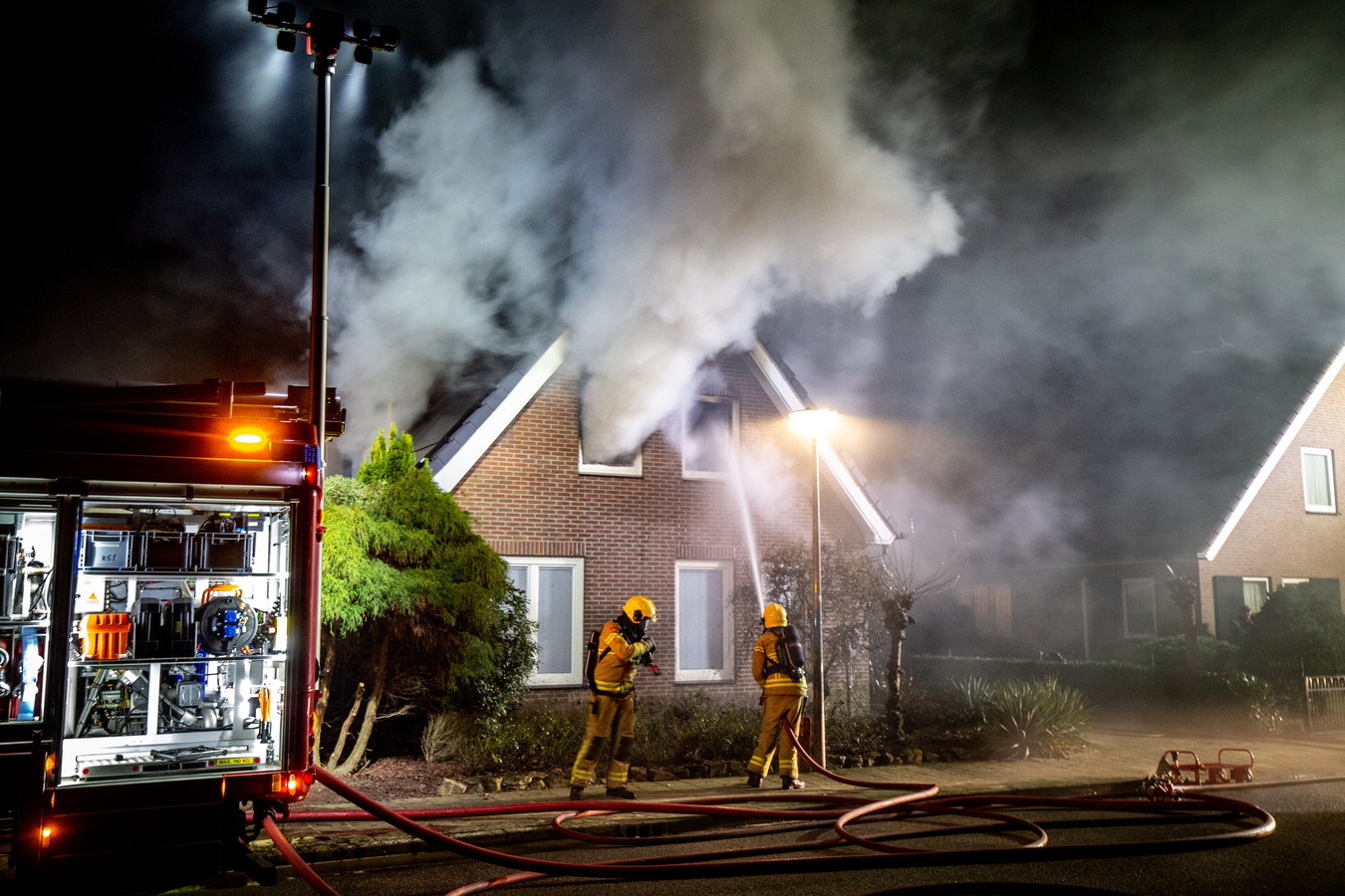 Brandweer heeft flinke kluif aan nachtelijke woningbrand in Steenderen ...