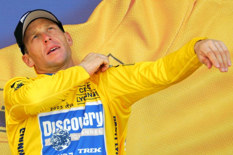 Lance Armstrong trekt de gele trui aan na de negentiende rit in de Tour van 2005. Beeld AP