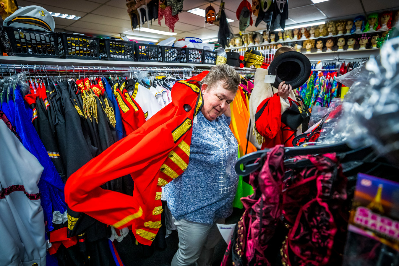 Een klant past een kostuum in de carnavalswinkel ‘t Mooswief in Maastricht in aanloop naar carnaval.