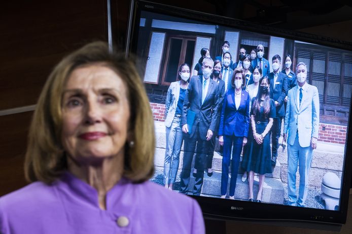 Nancy Pelosi, de voorzitster van het Amerikaanse Huis van Afgevaardigden, en een foto van de delegatie die samen met haar een bezoek aan Taiwan bracht (10/08/2022).