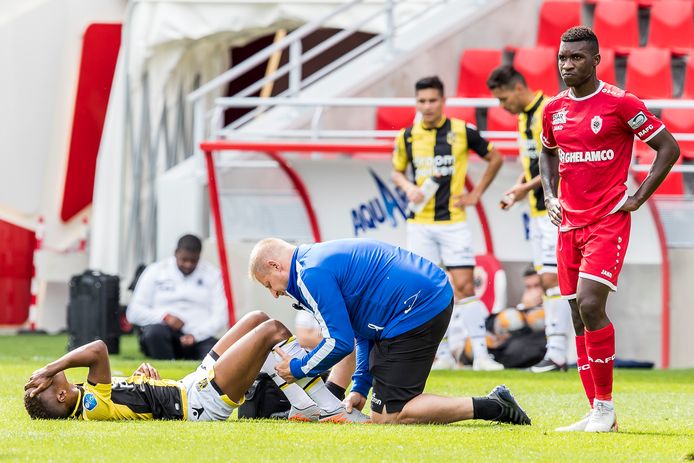 Charly Musonda Jr. valt uit in een oefenmatch met Vitesse tegen Antwerp.