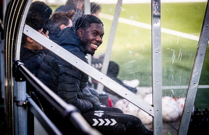 Eon Herman op de bank bij zijn eerste oefenduel voor Gemert.