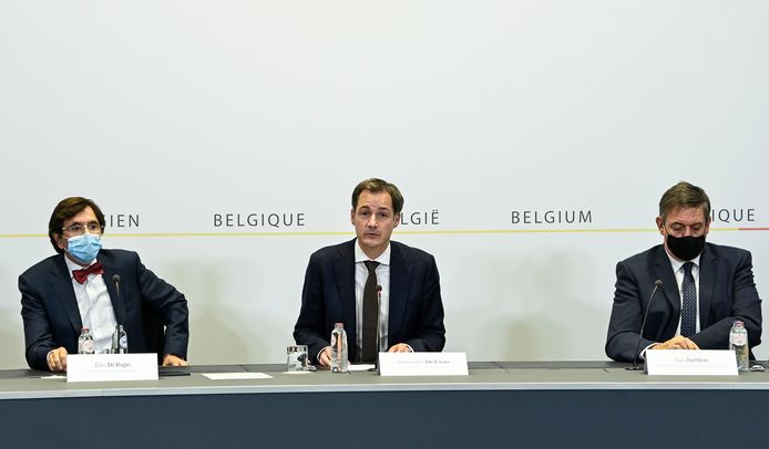 Premier Alexander De Croo spreekt tijdens de persconferentie na afloop van het Overlegcomité. Hij wordt rechts geflankeerd door de Vlaamse minister-president Jan Jambon (N-VA) en links door  de Waalse minister-president Elio Di Rupo (PS). (30/10/2020)