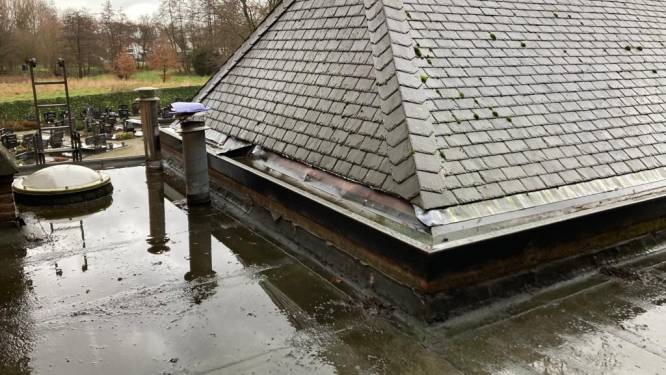 Ongeloof bij Breugelse Genovevakerk na koperdiefstal: meer dan 25 meter draad gestolen van dak sacristie