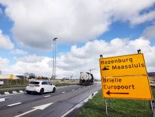 Dag in, dag uit staan er auto’s bij Rozenburgse veerstoep voor een pont die al maanden niet vaart