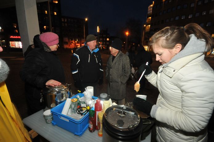 Vrijwilligers van Broodnodig delen soep en eten uit in Dordrecht.