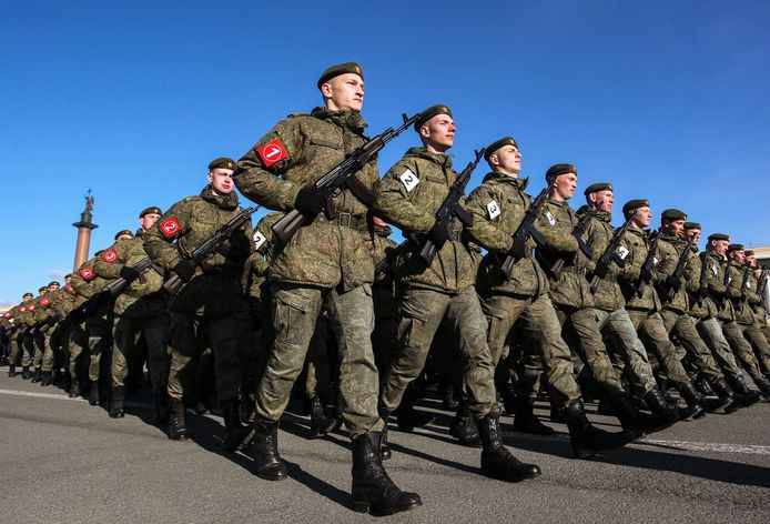 Russische soldaten tijdens de repetitie van de militaire parade ter gelegenheid van de ‘Dag van de Overwinning’ in Sint-Petersburg (28/04/2022).