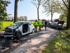 Auto met paardentrailer botst in Laren hard op andere auto, één gewonde naar ziekenhuis