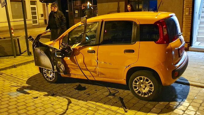 Na het ongeval op het kruispunt van de Stationsstraat, de Kruisstraat en de Nederweg in Izegem bleef het plaatwerk van een portier van de aanrijder plakken aan de vernielde Fiat Panda van Philippe Rommens.