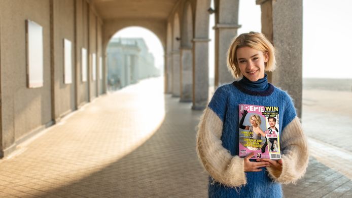 Pommelien Thijs poseert met de exclusieve Joepie van HLN voor JEZ!