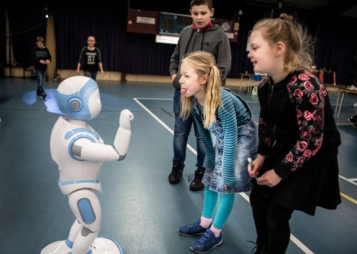 Er moet op scholen ook meer aandacht komen voor digitale vaardigheden en robotica. Nu komen leerlingen daar tijdens  techniekdagen, zoals hier in Wijchen, mee in aanraking.