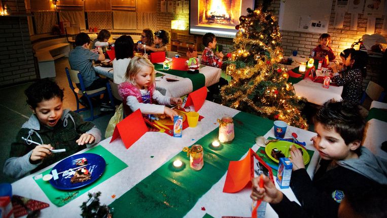 De lichtjes, boom en liedjes blijven, maar niet alle scholen noemen dit een kerstdiner Beeld Klaas Fopma