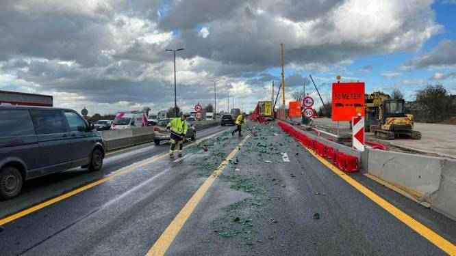 Vrachtwagen verliest opnieuw lading glas aan wegenwerken op E40: Verkeershinder groot 