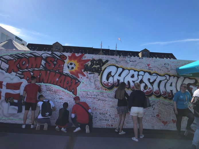Voor de onfortuinlijke Christian Eriksen werd aan de haven in Kopenhagen een graffitimuur geïnstalleerd waarop de supporters de voetballer een spoedig herstel kunnen wensen.