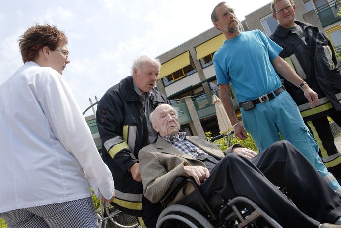 Zo'n 140 bewoners van een bejaardencentrum in Harlingen werden in mei 2006 geëvacueerd  vanwege een gaslek .