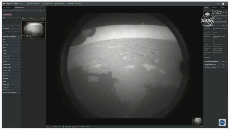 De eerste foto teruggestuurd naar aarde door de Mars-missie Perseverance. Beeld YouTube/NASA