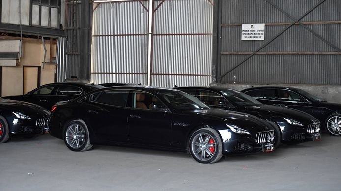 Een deel van de Maserati's die al ruim drie jaar stilstaan in een van de armste landen ter wereld.