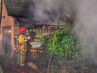 Veel rookontwikkeling bij brand in schuur in Luyksgestel, brandweer heeft vuur onder controle