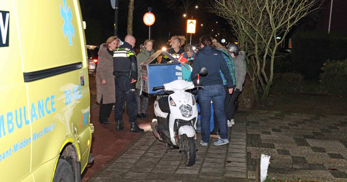Omstanders horen harde klap en zien pizzabezorger gewond op straat liggen na botsing met auto in Waalwijk.