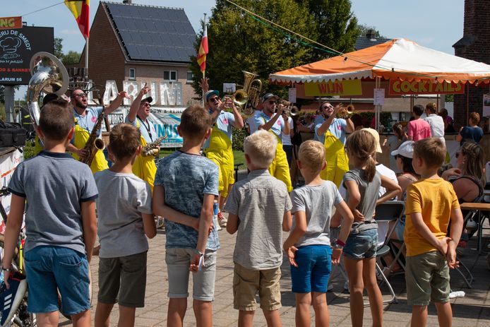 Een archiefbeeld van de dorpsfeesten in Larum.