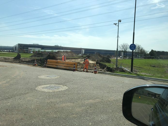 Aanleg van doorsteek tussen Blauwhekken en Gastelseweg richting distributiecentrum van de Lidl. Dit werk moest van de rechter worden stilgelegd.