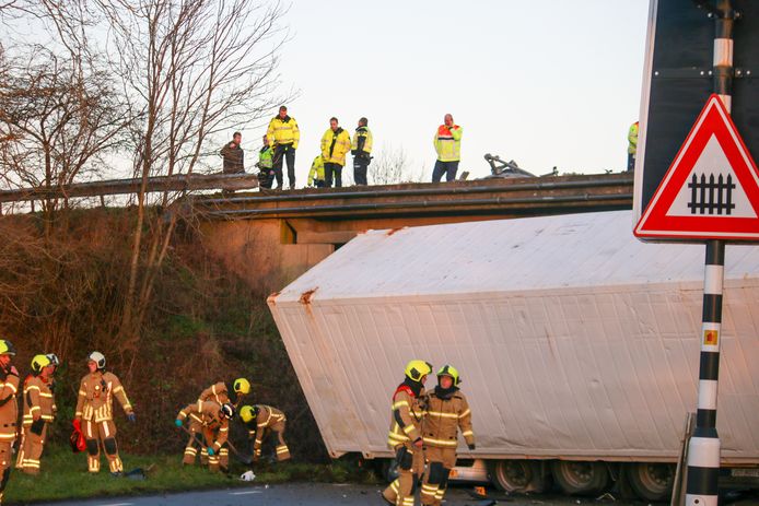 Een vrachtwagen is van een viaduct vanaf de A15 naar beneden gestort.