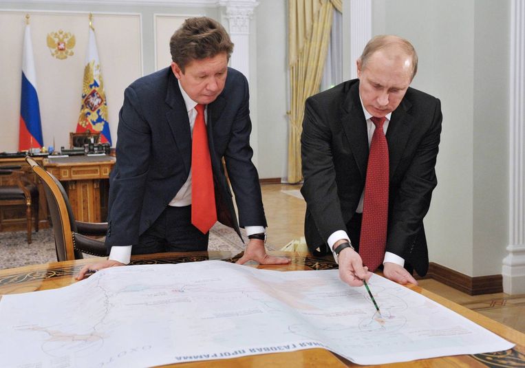 Poetin met Gazprom-topman Alexei Miller in 2012. Beeld reuters