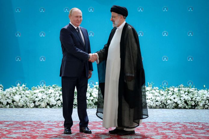 Poetin met de Iraanse president Ebrahim Raisi dinsdag.