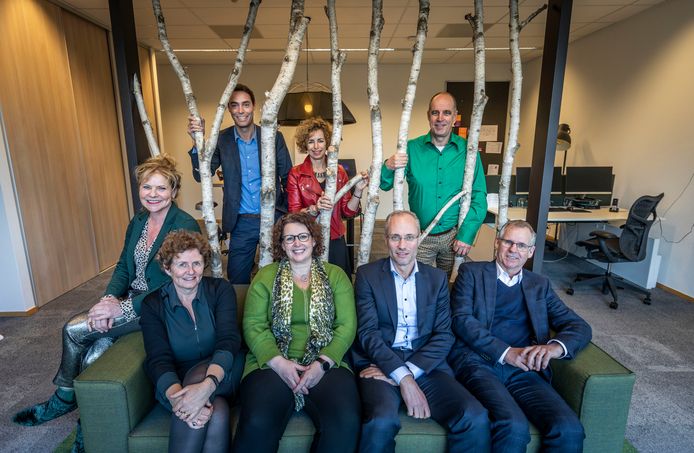Bovenste rij (v.l.n.r.): Annemie Martens, Arn Bressers, Monique van Ekert, Hans Fuchs. Onder: Jacqueline Ketelaar, Ingeborg Schrama, Robert Verbruggen, Jan van der Heijden.