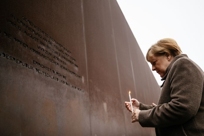 Merkel steekt een kaars aan op de dertigste verjaardag van de val van de Berlijnse Muur.