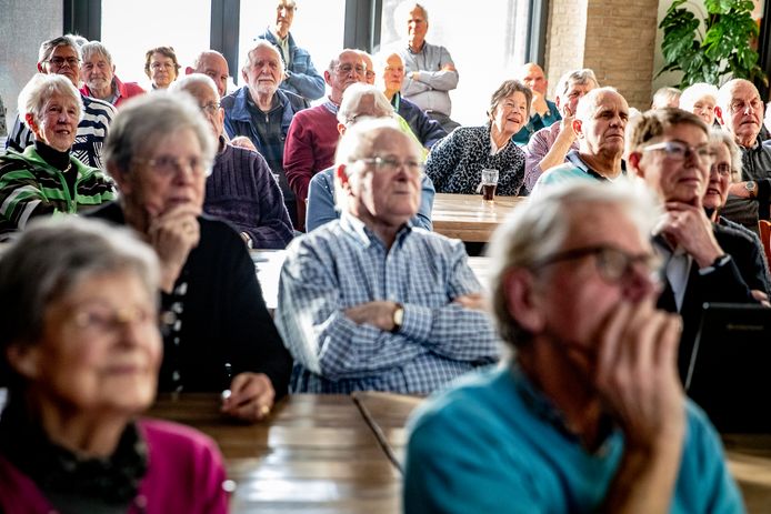 Aandacht, lachend, soms met de vinger wijzend, zit iedereen in het zaaltje van ’t Hazzo aan het beeld gekluisterd.