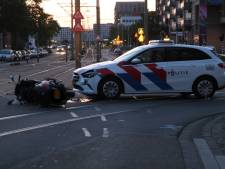 Politiewagen knalt op kruising tegen motorscooter, Hagenaar (44) zwaargewond naar ziekenhuis