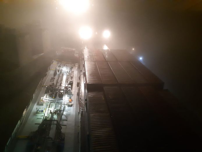 Containerschip Jacobus langszij bij de onfortuinlijke chemicaliëntanker Synthese 21 in de nacht van 4 op 5 december op de Waal bij Zaltbommel.