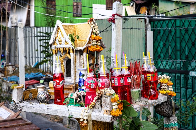 Elke dag krijgen de geesten van Bangkok een nieuwe portie rode Fanta aangeboden.
 Beeld Nicolas Chartier